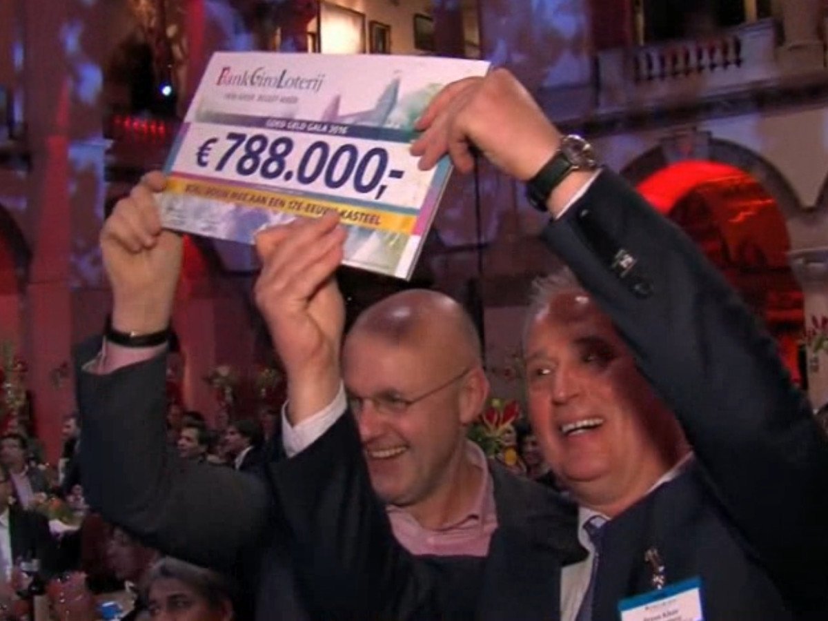slotschaesberg's tweet photo. De BankGiro Loterij kent tijdens GoedGeldGala € 788.000 toe voor de herbouw van het Poortgebouw van @slotschaesberg https://t.co/p5Cd1G0RAp