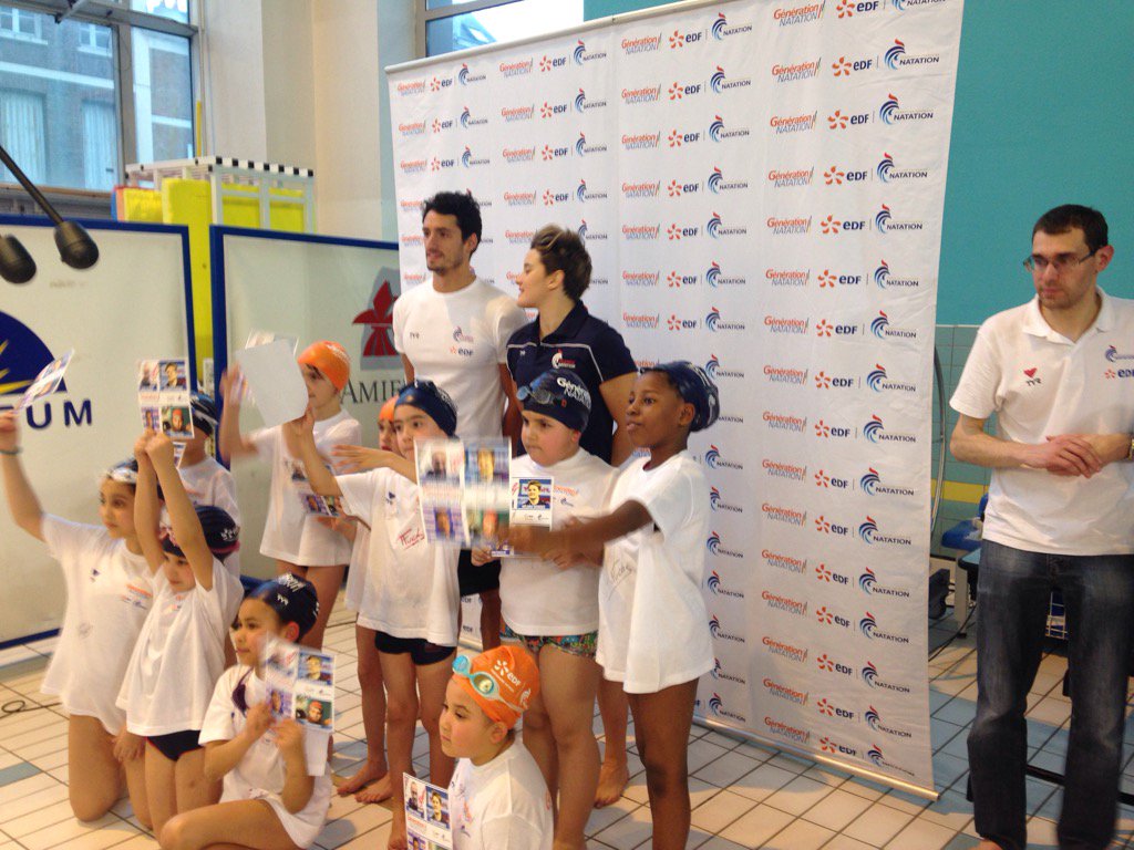 FFNatation's tweet photo. #generationnatation c'est au tour de @MelanieHenique et @stasiulisben de passer sur le stand photo. @SportEDF https://t.co/KnZVvv2NO6