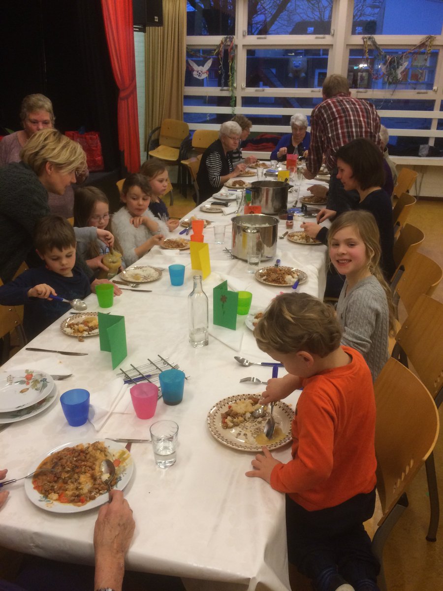 Vandaag chili con carne op het menu #kinderkookcafé @Kanteel #hevo