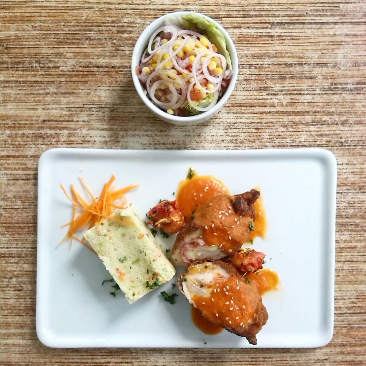 Bucareonline's tweet photo. Nuestro #BucareCrew trae por esta semana:

Cordon Bleu de pollo con cous-cous primavera y ensaladilla

#VenABucare https://t.co/skLryVhlUm