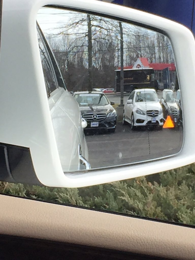 C12_H23's tweet photo. @MBUSA is the GLE now coming with a convex passenger side mirror in the US, or was this one a mistake? #mbguru https://t.co/iP4Gz66aYH