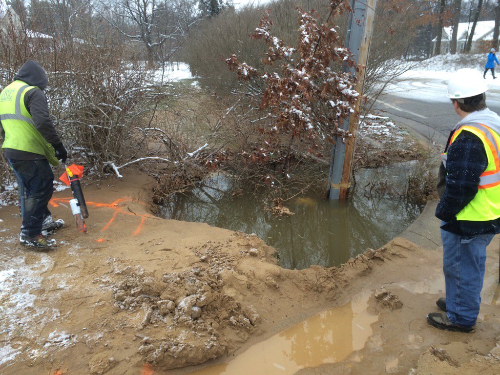 Turns out the fire hydrant is missing at N10th St at Litchfiield. <a href="/Kzoo_Gazette/">Kalamazoo Gazette</a>