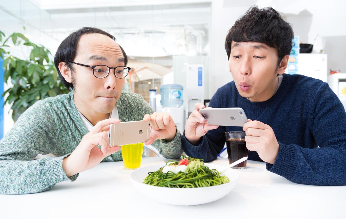 pandada_pan's tweet photo. 【Facebook】日常の仕事を振り返る
普段一般の人が見慣れていない写真を投稿。
「仕事の裏側」ってやつですね。
例えば「こんな感じでランチメニューの写真撮ってます」みたいな感じです。
この方法が、簡単なのに効果的！ https://t.co/qPS3G2tWqR