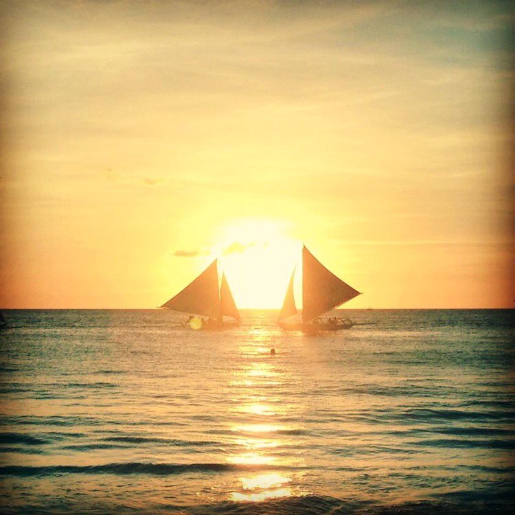 Iam_MissRobyn's tweet photo. @lonelyplanet A4 boracay, Philippines by chance I got the right moment, right sunset just after arriving. #LPChat https://t.co/VwgQsqC5av