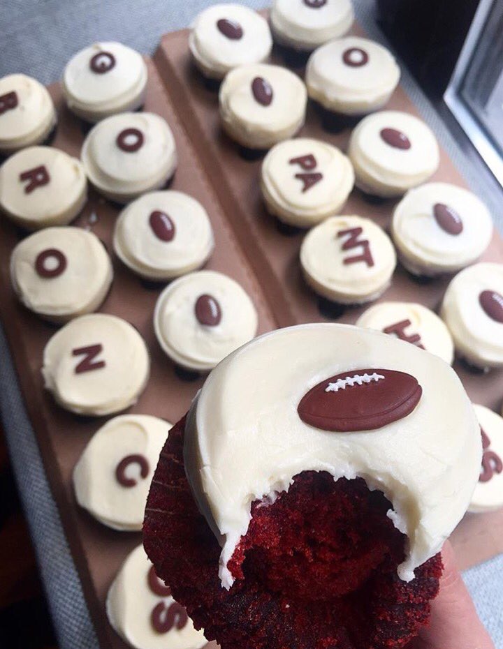 spoonbrownu's tweet photo. Check out the awesome #SuperBowl50 cupcakes from @sprinkles that @SpoonUniversity is having! https://t.co/4c9DROBfRZ https://t.co/EoKem9FdyU