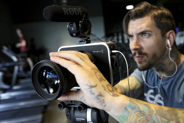 AP_Magazine's tweet photo. Here's some sound advice (get it?) on managing audio when you're shooting video: https://t.co/uU0tC5QyP0 https://t.co/yLYeBANgH6