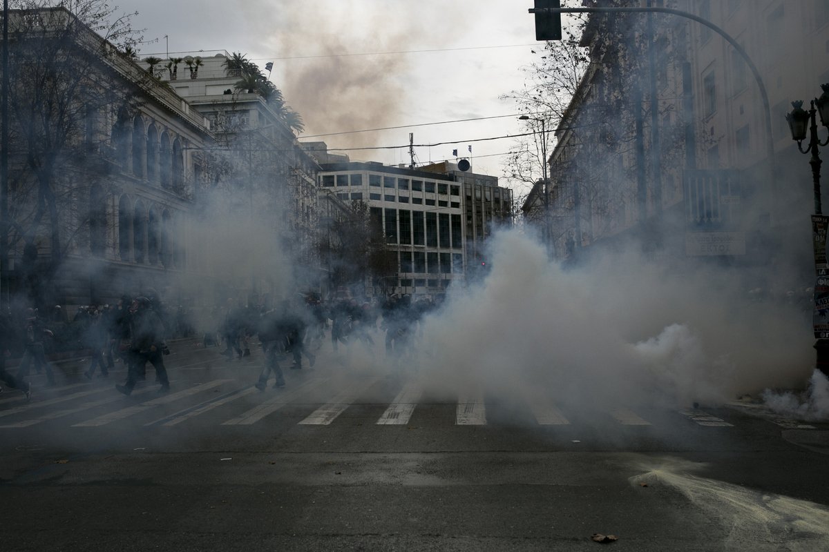 saulocorona's tweet photo. #Athens: Police fire tear gas as tempers flare over pensions: https://t.co/IhLM4O15mV #Greece #apergia #4FGr https://t.co/fQAMmpd4rO