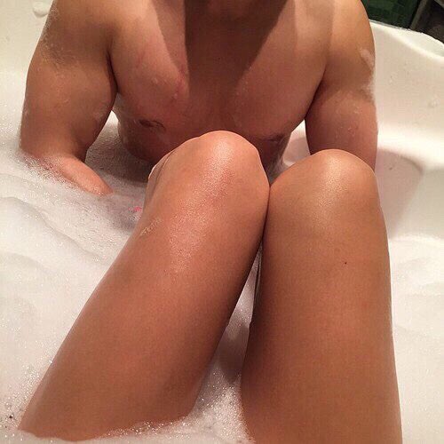 theallknowerno's tweet photo. bath time 😌 https://t.co/liZxdHIPin