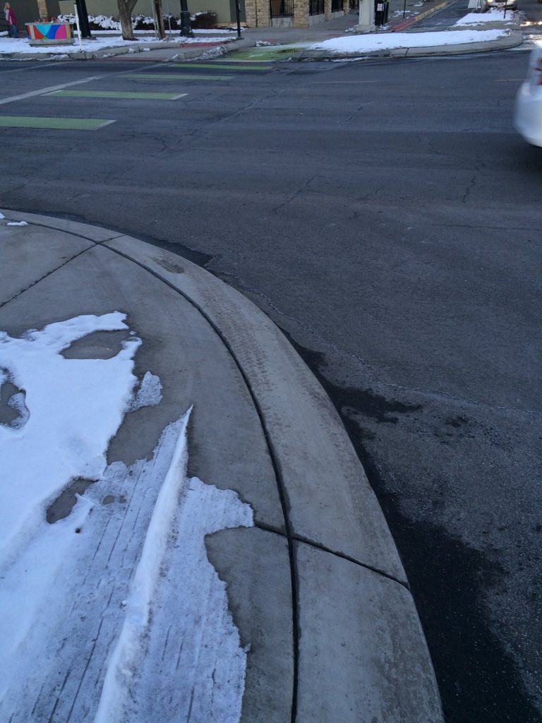 MJHintze's tweet image. Tight curb radius with mountable curb for large vehicles slows cars at #protectedintersection