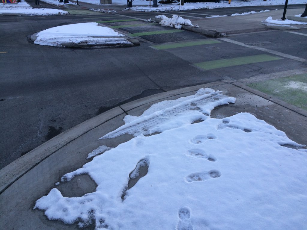 MJHintze's tweet image. Tight curb radius with mountable curb for large vehicles slows cars at #protectedintersection