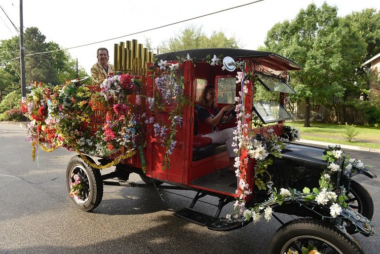KWFairParade's tweet photo. Eclectic, interesting, and engaging parade acts kick off the King William Fair! https://t.co/qQDtZNFc5L