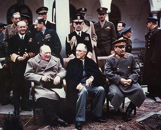 LeMondeHistoire's tweet image. 4 février 1945 : Ouverture de la conférence de Yalta avec Staline, Churchill et Roosevelt.