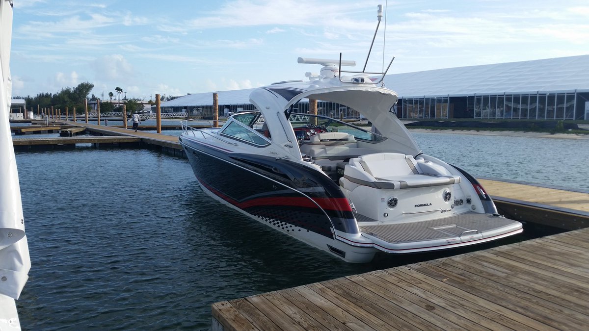 MiamiBoatShow's tweet image. It's now official! The first boat is in the water and ready for 2016 #MiamiBoatShow! 400 SS from Formula Boats!