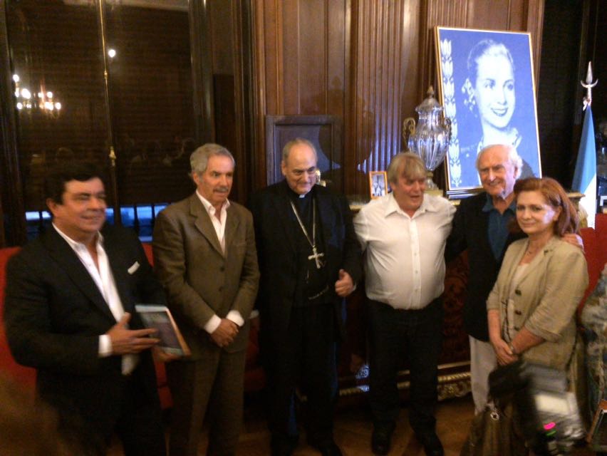 FerEspinozaOK's tweet photo. Acompaño a Cintia D. Suárez en la presentanción de "La Peregrina de los Esteros", junto a Monseñor Sánchez Sorondo. https://t.co/RFKot4d9Rj