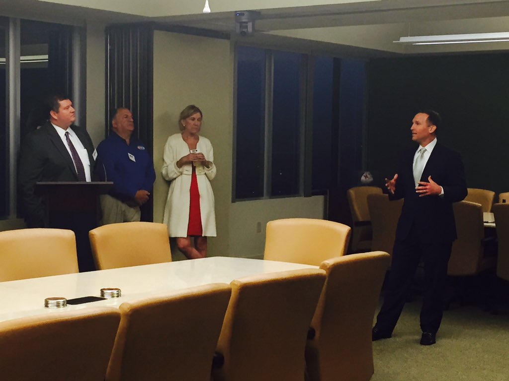 TheFloridaGroup's tweet image. At the TFG/@RogersTowers night w Mayor @lennycurry! A chance for the community to discuss the issues #sayfie #flapol