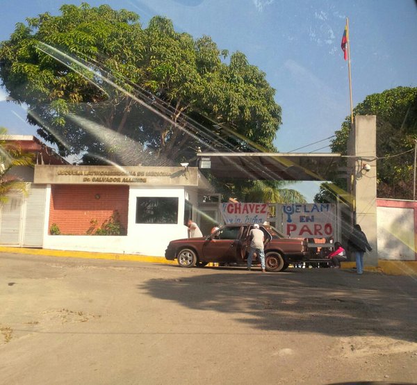 MueveteJuventud's tweet photo. Protesta en Esc Latinoamericana de Medicina Dr. Salvador Allende, #FilaDeMariche Fotos @paz_estudiantes @EnzoSimoza1 https://t.co/01kmpXDh13