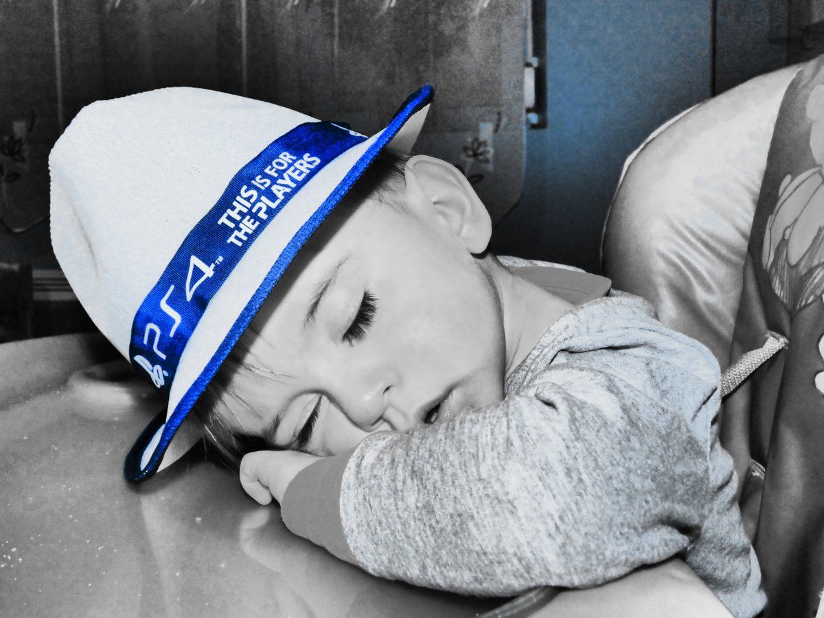 domigraph's tweet image. Mon bébé-futur-geek Toméo en plein songe de #Tearaway #PS4 #thisisfortheplayers #PS4share @PlayStationFR (-_-)゜zzz