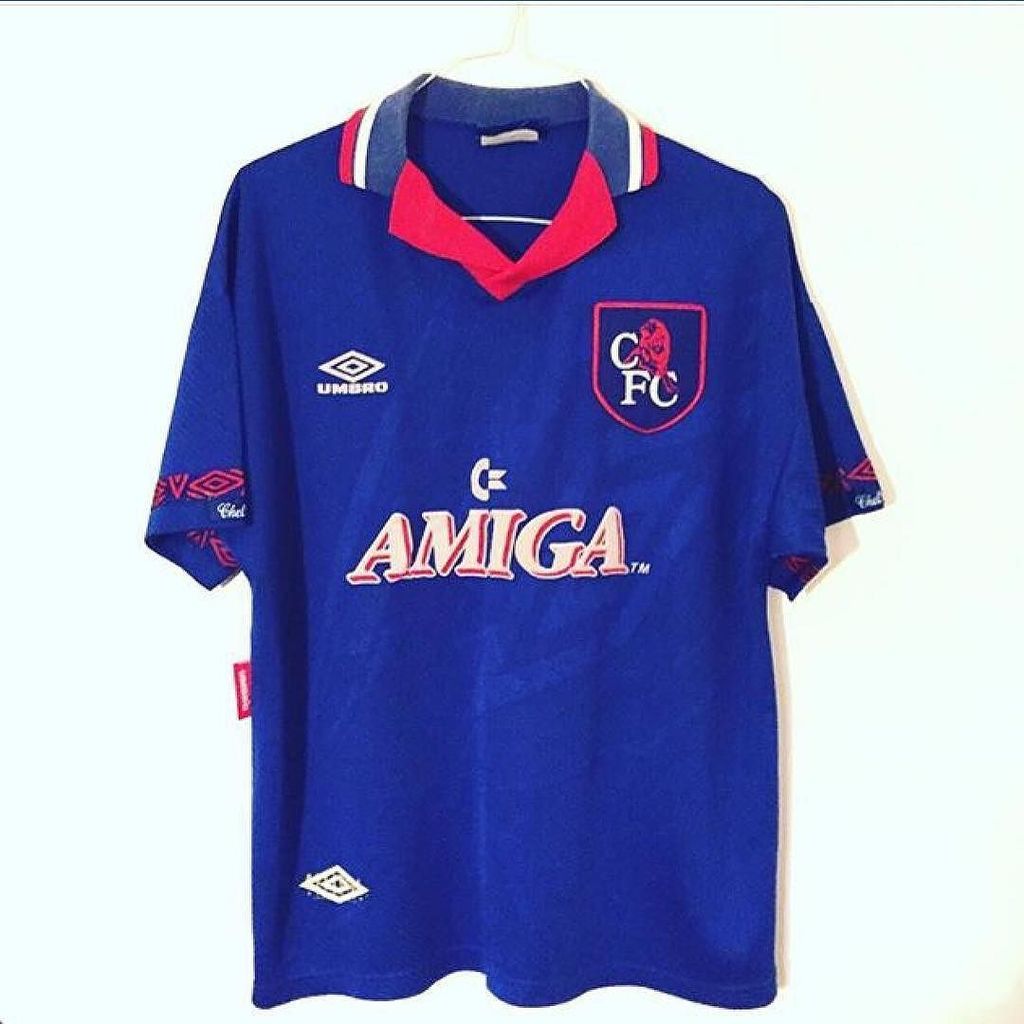 ChelseaFCKL's tweet photo. I love this 90s retro shirt, get yours now via the link in my bio, for only £45😱 partners tagged🔵. #CFC#ChelseaFC#B… https://t.co/4PlNAOk2zk