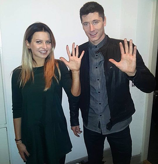 ChelseaFCKL's tweet photo. Give me five 👋 #annalewandowska #robertlewandowski #fcbayernwags #fcbayern #fcb #bayernmünchen #miasanmia by fcbaye… https://t.co/3PB5XQGpRF