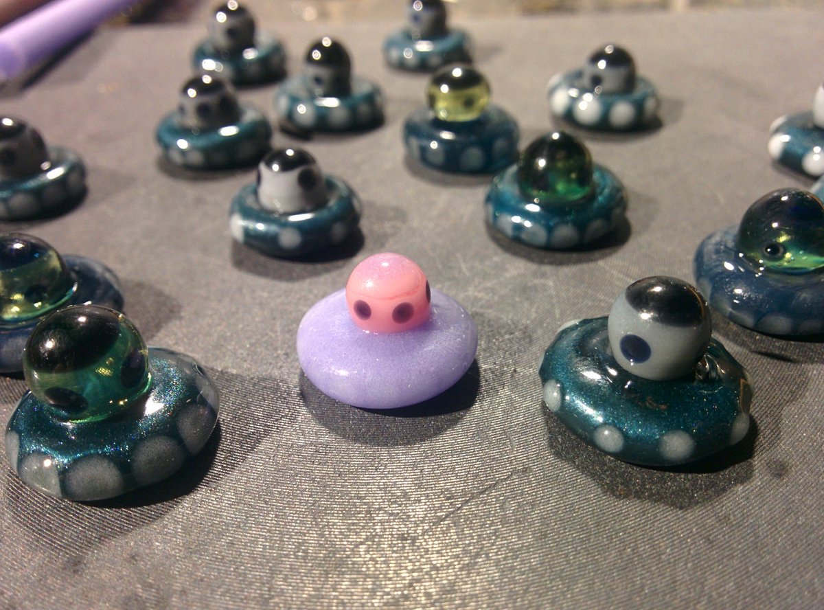 TornGlassStudio's tweet photo. Alien Hat Pins! Coming soon! #TornGlass #Glassporn #Aliens #Hatpins #Art #etsyshop #smallbiz #follow https://t.co/7iJ1qmaqh5