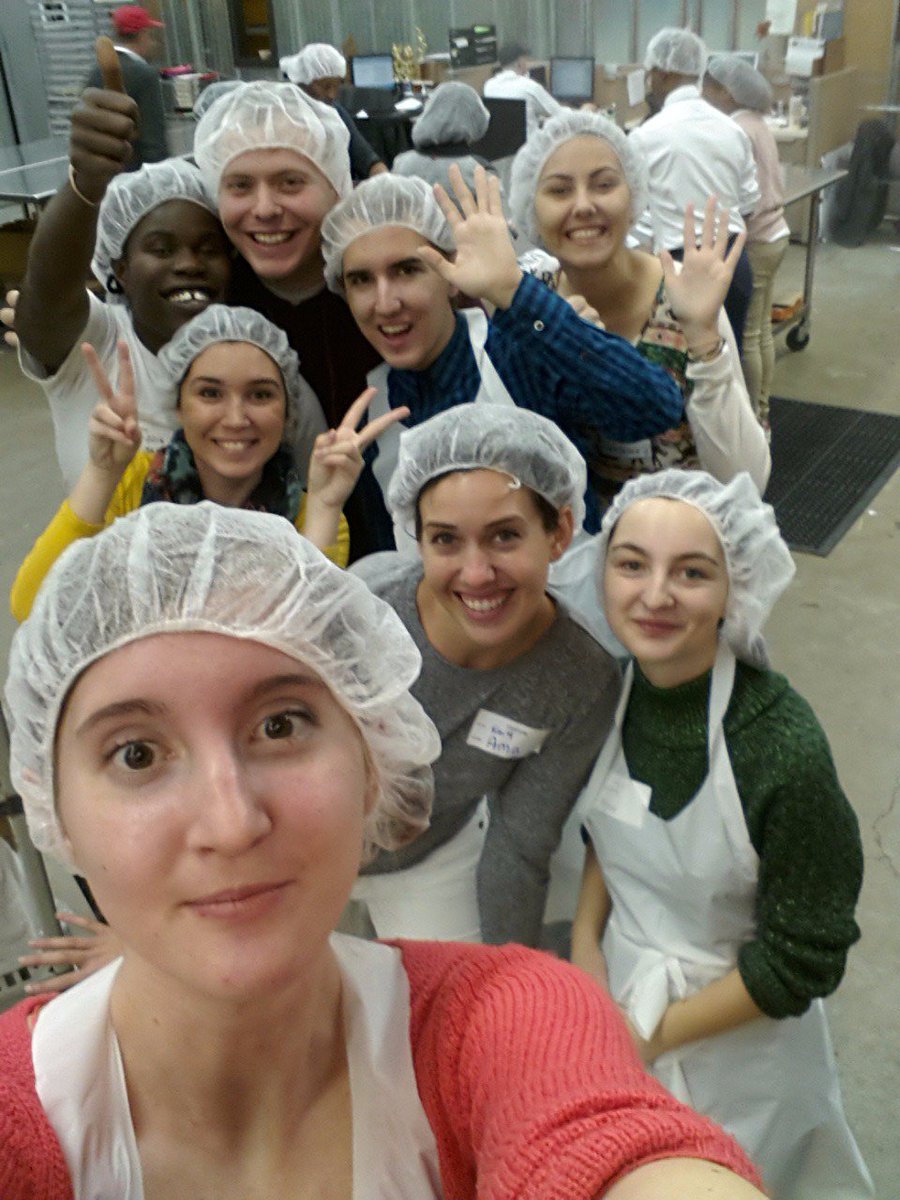 GlobalUGRADWL's tweet photo. Teams that serve together, stay together! #SAMmidyear @foodandfriends https://t.co/kVEFzcAOIL