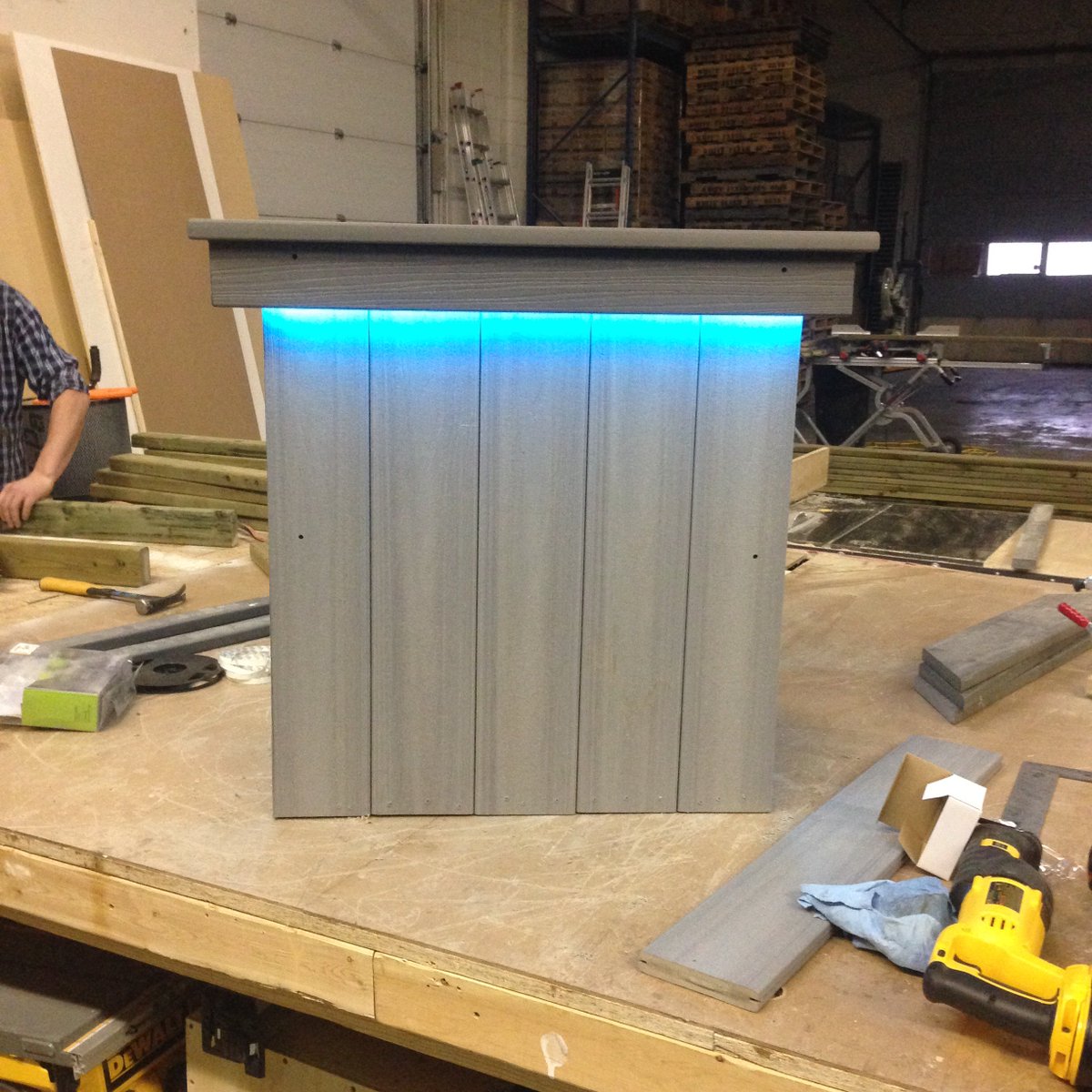 MavsContracting's tweet photo. Planter boxes for on top of the clients deck with under rim #lighting #fiberon #deck #decking #thedeckstore #yyc https://t.co/uwAAxQP870