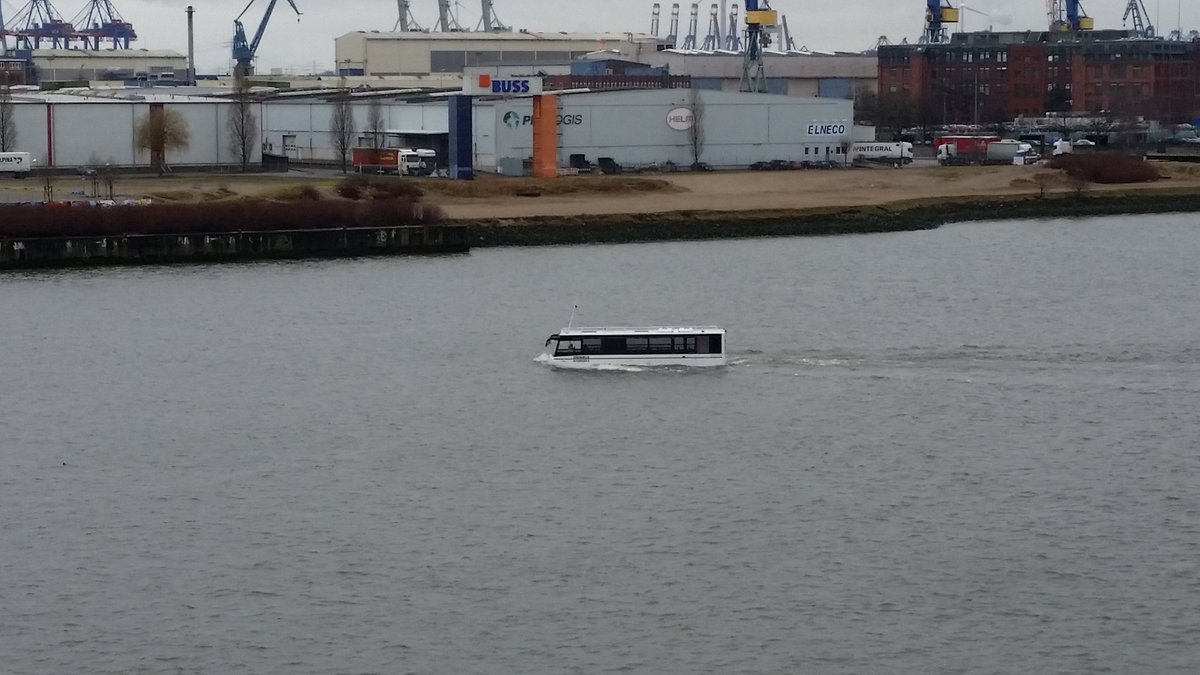 SandroWagner111's tweet photo. Fragt Ihr euch nicht auch manchmal wo denn euer Bus bleibt. 
In diesem Falle im Hamburger Hafen auf der Elbe.😮Was ?! https://t.co/fu1WpTJyot