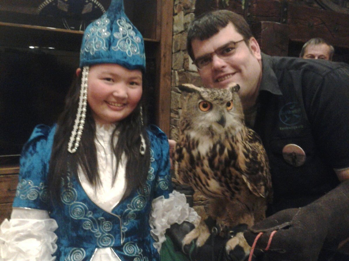 Bubothebird's tweet photo. Aishlopan, #theeaglehuntress hanging out w/ #earthwings at the 2016 @sundancefest https://t.co/tNASPZh4VA