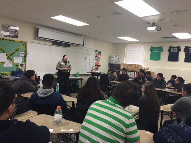 AkinsCTE's tweet photo. @TravisCoSheriff Offr. Mabry and Offr. Jones wowing @AkinsAISD Crim Justice students! Thank you! @AISDSupt @AISD_CTE https://t.co/byrVUgm3o2