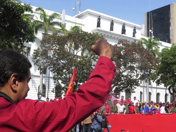ConElMazoDando's tweet photo. Maduro a Lorenzo Mendoza: ¡Ladrón, oligarca, traidor! - https://t.co/oV4x66Sez3 https://t.co/xCkNdaGEm9