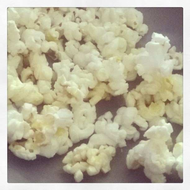 IndesiOostkamp's tweet photo. Testing making and tasting, Be creative popcorn with gin & caramel make good friends. #lékué #popcorn #indesi https://t.co/c0tUhq8ura