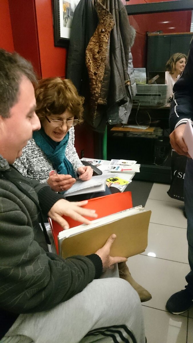 pahzaragoza's tweet photo. Esta tarde, RECLAMANDO EXPEDIENTES FINANCIEROS en @Kutxabank Merecemos soluciones viables y dignas @PahKutxa https://t.co/Zd7qq7lXaA