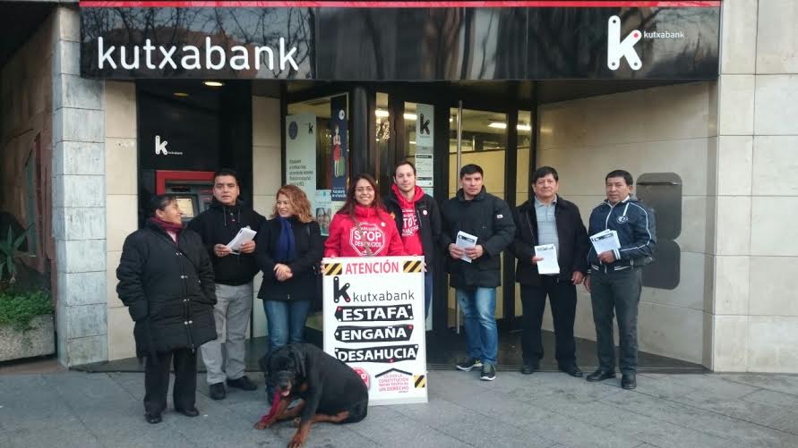 pahzaragoza's tweet photo. Esta tarde RECLAMANDO EXPEDIENTES FINANCIEROS EN @Kutxabank LLEVAMOS MESES Y NOS LOS NIEGAN ¿Por que? @PahKutxa https://t.co/Kw0OHC8NuW