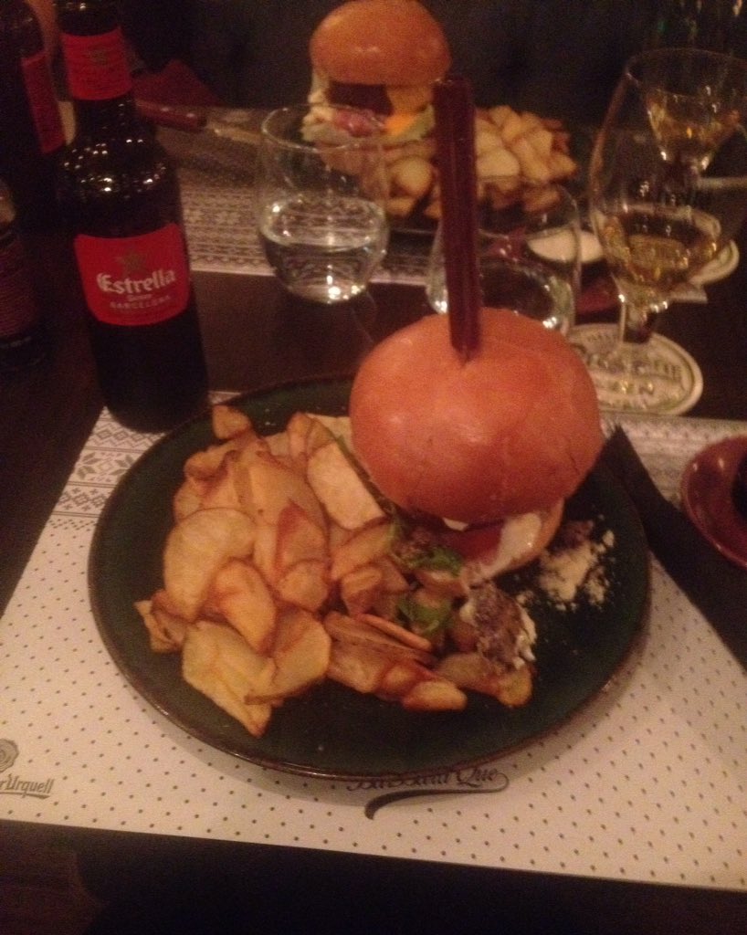 TTinoula's tweet photo. #burger #foodporn #beer #barbaraque #yumi https://t.co/raPEJbOaNa