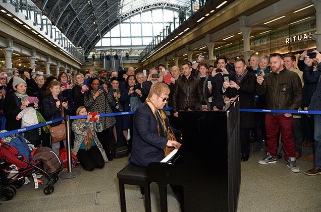 billboard's tweet image. .@eltonofficial gave an impromptu performance at a London train station blbrd.cm/tE1Aj2