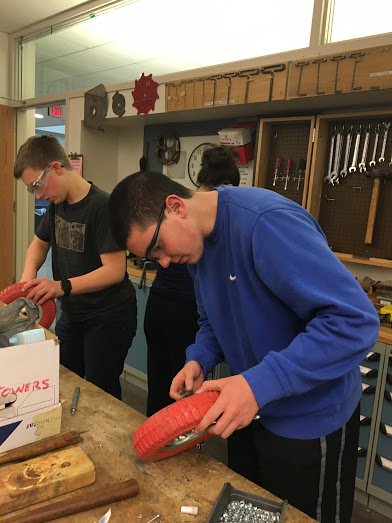 LSrobotics's tweet photo. Build season week 4! #lsrobotics #FIRSTSTRONGHOLD #omgrobots https://t.co/VgIdOgwMWy