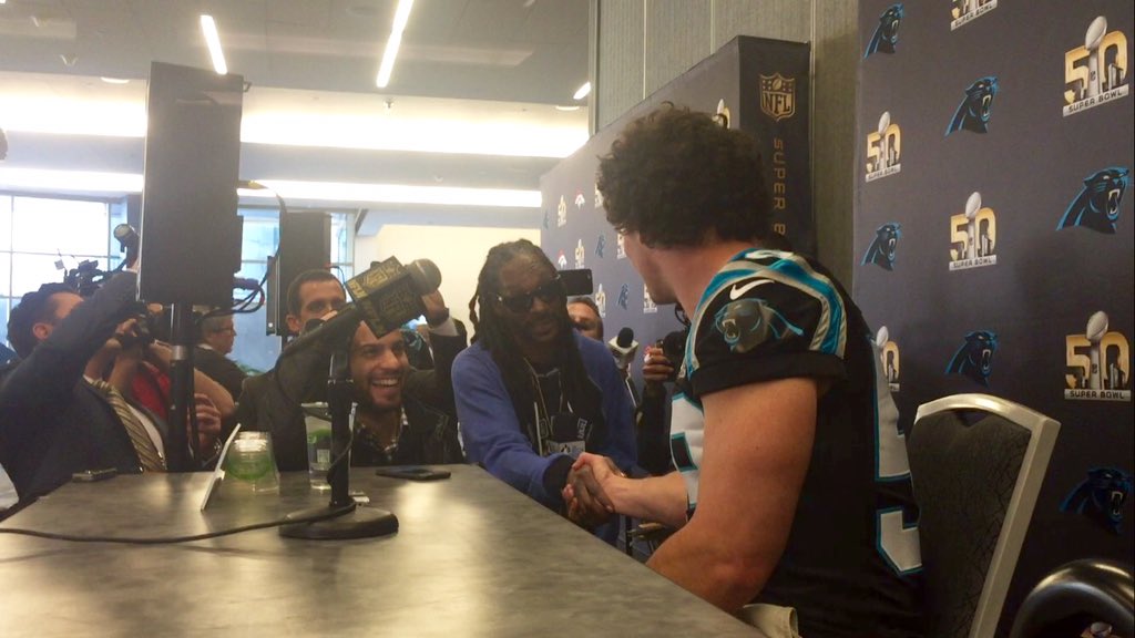 KelliBartik's tweet photo. Snoop tells LUUUUKE he's the best LB in football. #forsheezy #panthers https://t.co/ypE7vH9bTZ