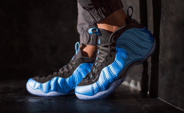 spa_number06's tweet photo. "University Blue" foams drop tom'w #nike #foamposite #universityblue I Blog: https://t.co/mQmupQPDGc https://t.co/9SyhnjVjzZ