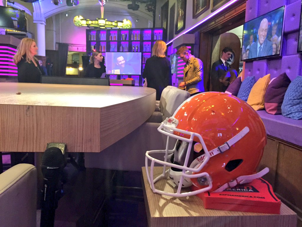 GershomMulder's tweet photo. Achter de schermen bij @RTLLateNight waar @Bovano vanavond over de Superbowl gaat vertellen #TD32 https://t.co/l17Tmi7Vi5