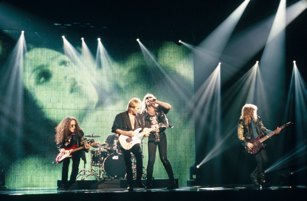 "Do ya wanna get rocked?" #TBT #DefLeppard (📷: RossHalfin)