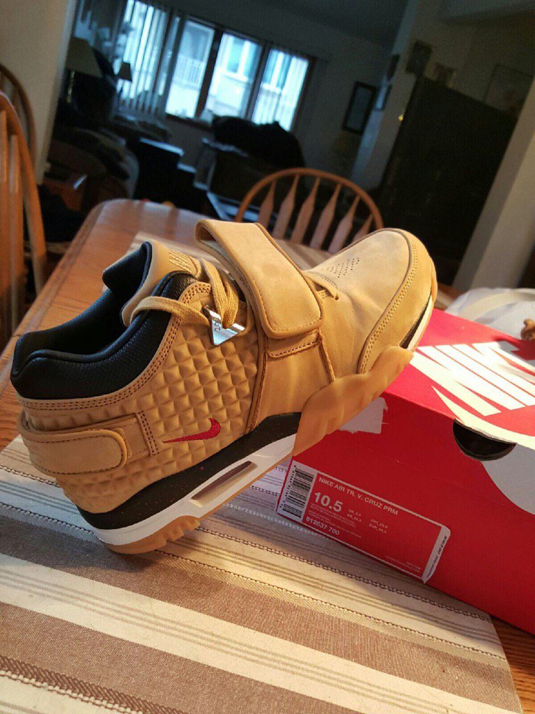 lex_talk_'s tweet photo. I am selling "Victor Cruz Nike Air Trainers " on #wallapop https://t.co/R1mtmlYIBN https://t.co/lJgdV5Clzl