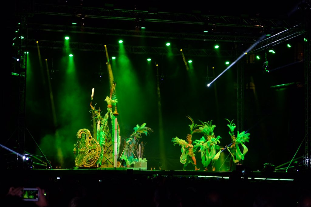 El públic comença a animar-se amb els aires orientals que ens porten la comparsa <a href="/disc45/">disc45</a> #CarnavalTGN