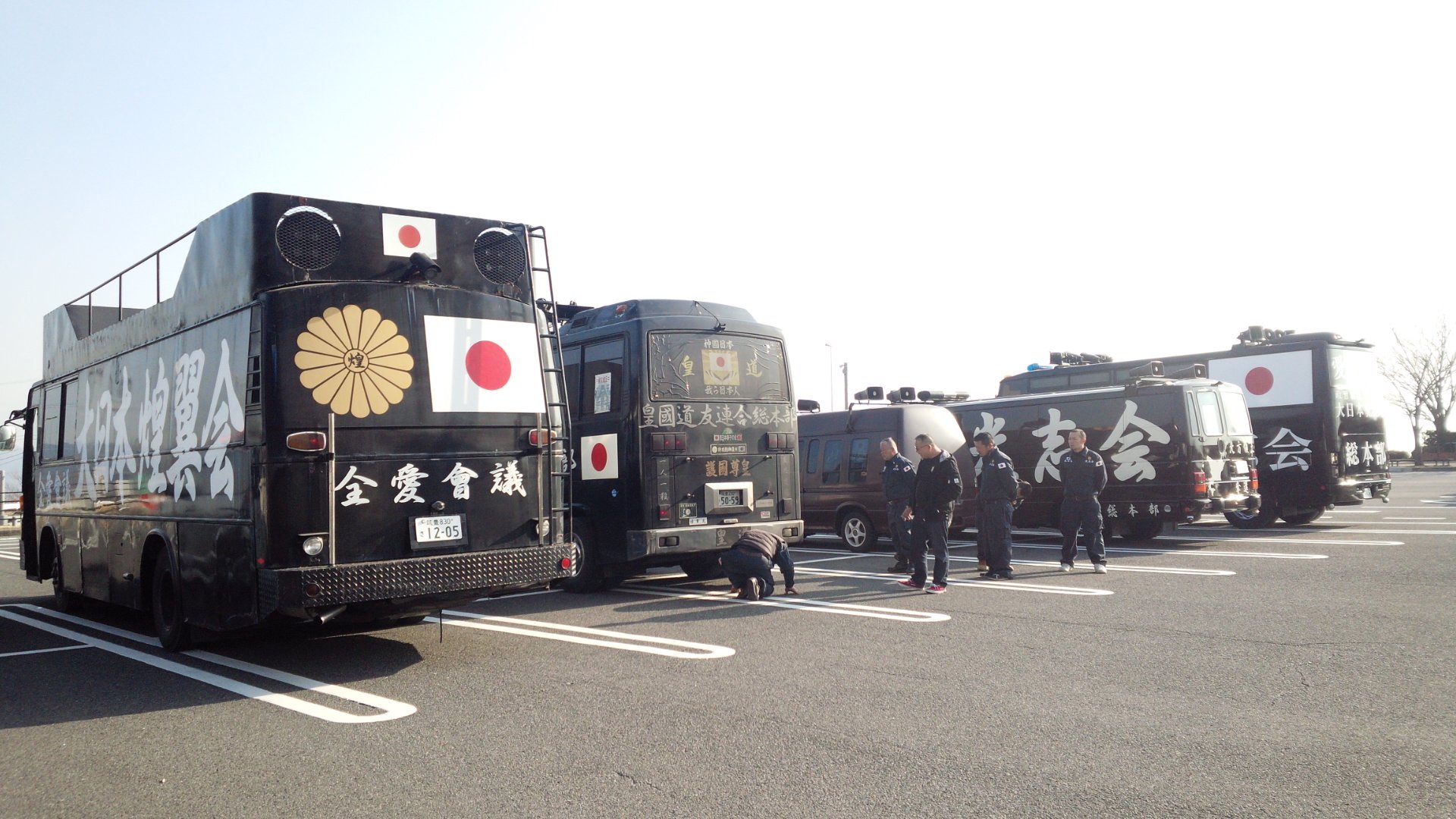 青ちゃん リーダー クルー 近寄り難い雰囲気満載 大衆迎合するつもりが一切ない 右翼団体の街宣車 そのままの街宣車 抗議対象組織は恐れるが 街頭の通行人はこのような近寄り難い車両から正論を発せられることにびっくりしつつ共感 このスタイルは