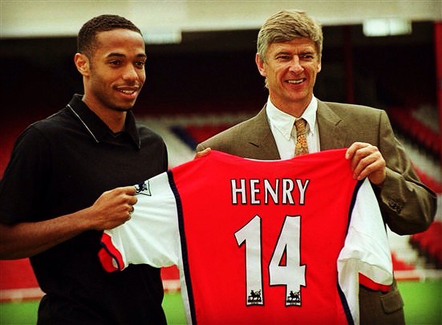ftbl_throwbacks's tweet image. #FirstDayThrowback
Thierry Henry presented as an Arsenal player - 1999.
#HenryThrowback