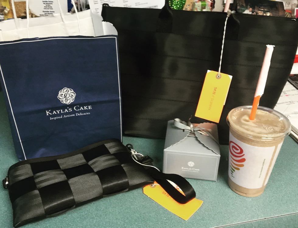 KaylaKobayashi's tweet photo. @deadxeye1985 surprised me at work and asked me to be his Valentine 💘 #ofcourseisaidyes #bemine #valentines #kaylas… https://t.co/TtciN4Fes5