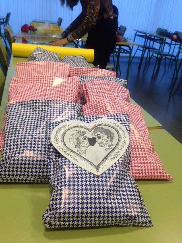 sanbuenrollo's tweet photo. Dentro de unos minutos empezaremos a repartir vuestros encargos.¡Gracias por compartir San Valentín con buen rollo! https://t.co/CnKp7sIeA3