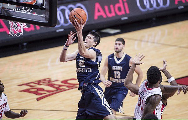 NBAbask280's tweet photo. アメリカの大学でプレーする渡邊雄太選手の紹介です。
これまで日本人選手では、田臥勇太選手や富樫勇樹選手のように、ポイントガードとしてプレーする選手が注目されてきましたが、この渡邊雄太選手は2メートルを超えるフォワード選手です。 RT https://t.co/VEDMFKHdUH