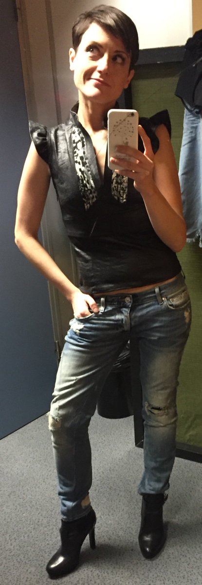 saraescu1981's tweet photo. Ayer con camisa de @Sandra_MissG tocó #zapeando554 Y hoy con otra cosita suya toca #zapeando555 ;) Luego nos vemos! https://t.co/9VKgX4CGp5