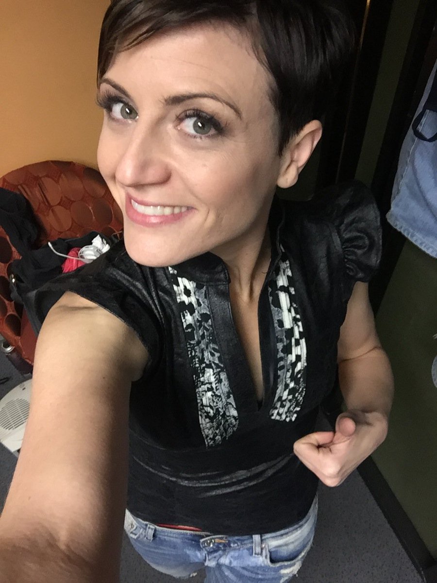 saraescu1981's tweet photo. Ayer con camisa de @Sandra_MissG tocó #zapeando554 Y hoy con otra cosita suya toca #zapeando555 ;) Luego nos vemos! https://t.co/9VKgX4CGp5