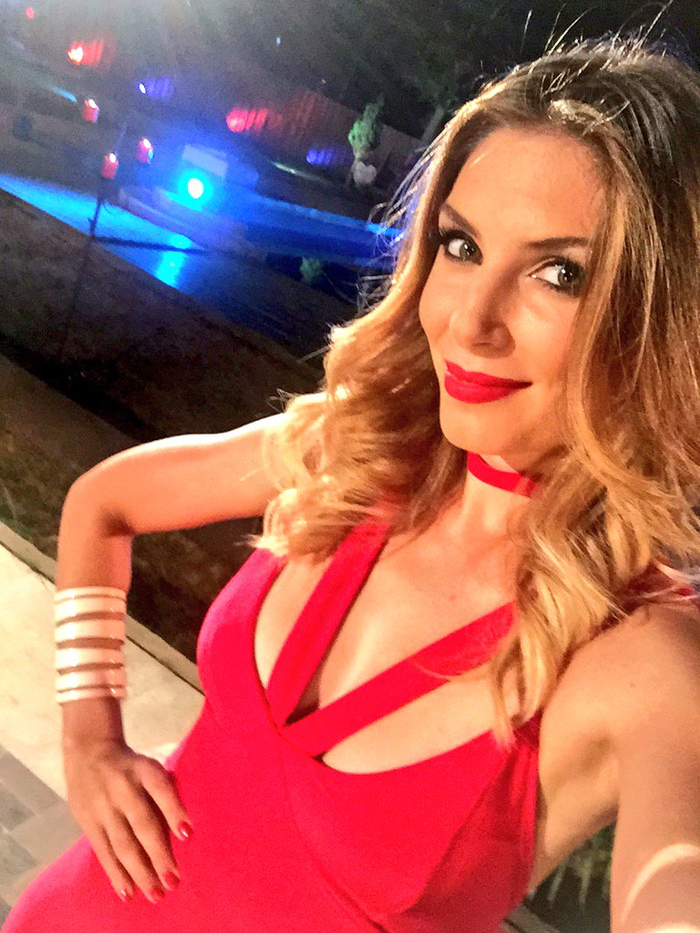 EugenialemosOK's tweet photo. Amigos al término de @VolveriascntuEX nos vemos en Mega.cl @Mega con el eliminado de la semana 😬 quién será? https://t.co/V93abQ7MAm